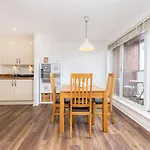 Joivy Modern 2 Bed Flat Near Inverleith Park, With Terrace And Free Parking
